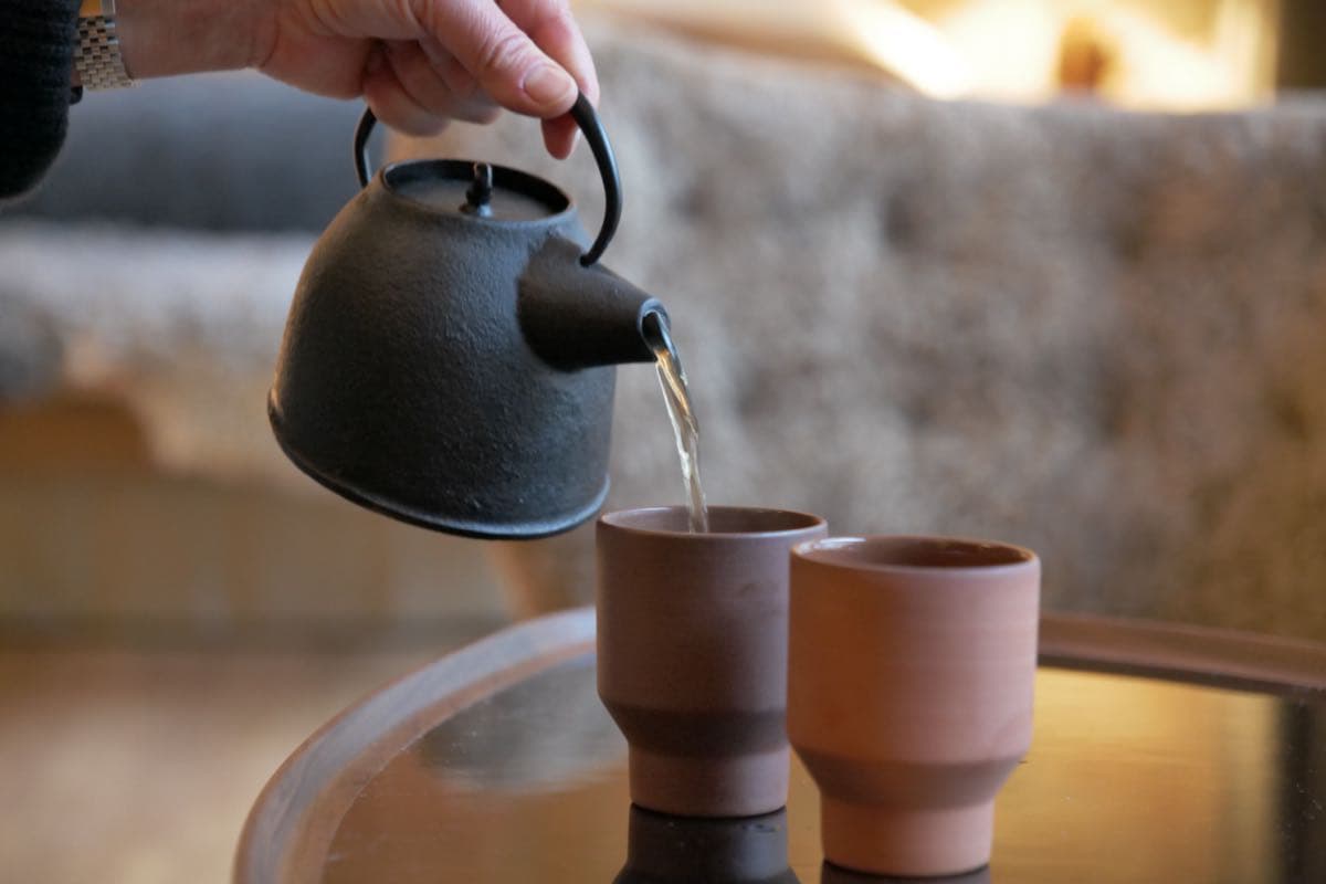 Tee trinken und den Blick nach Aussen geniessen.