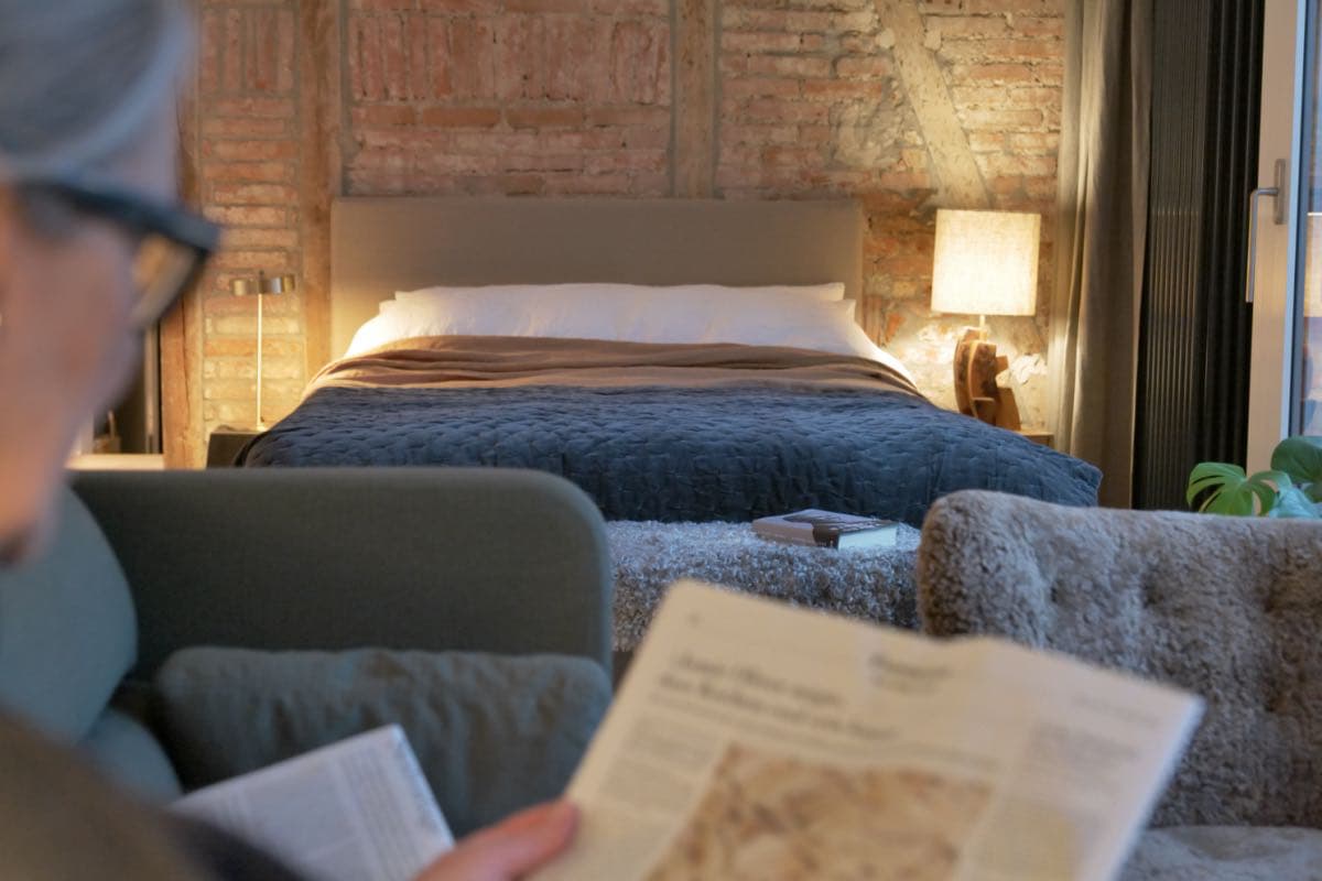 Lesen geht im Loungebereich und im Bett locker von der Hand.