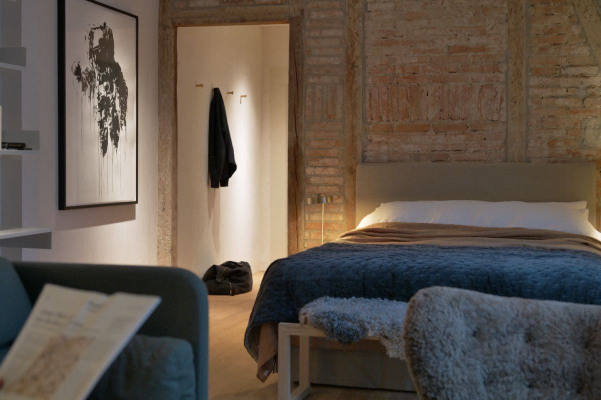 Perfekt Platz um Deine Kleider aufzuhängen und die Koffer zu verräumen.