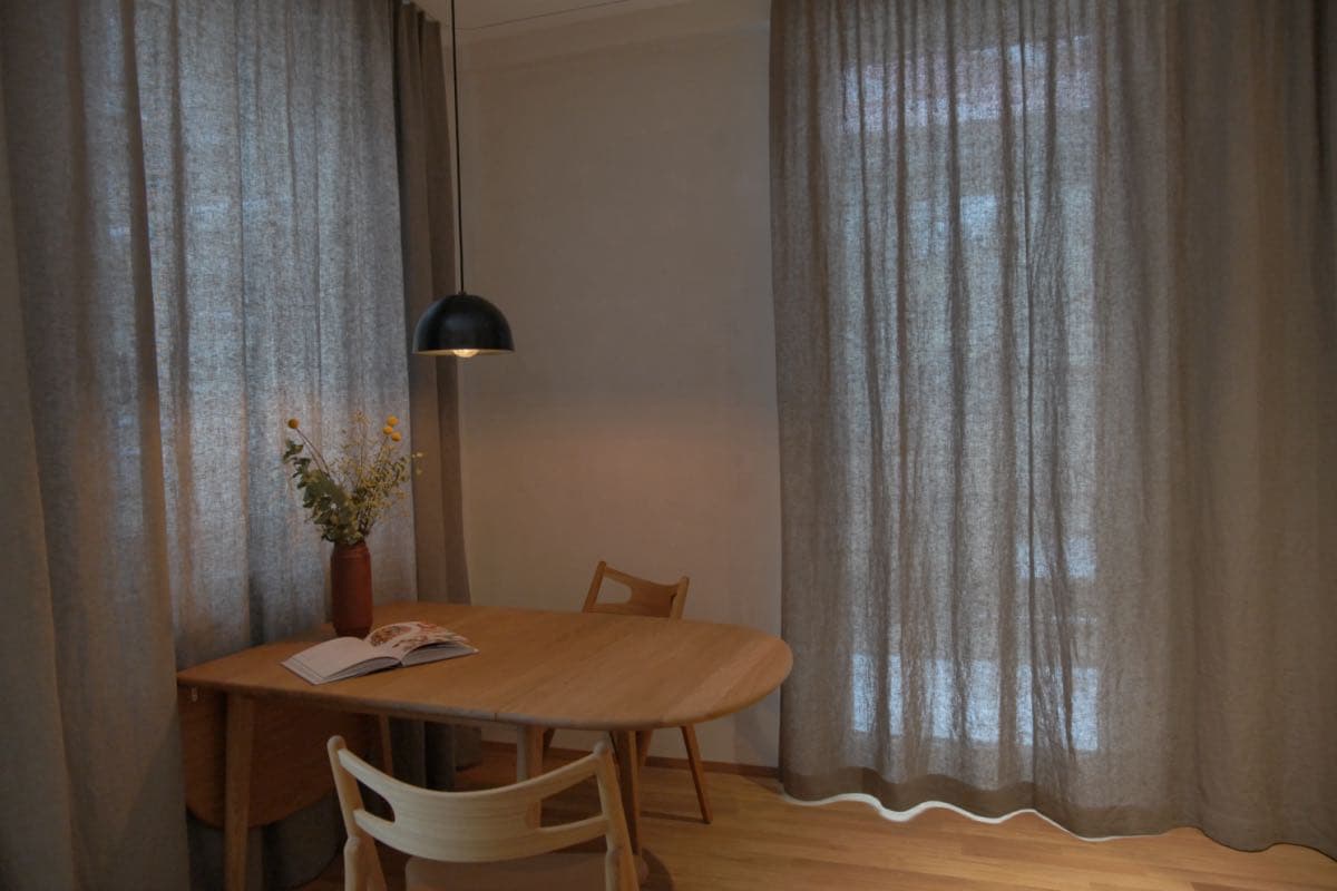 Wenn es draussen kalt oder zu hell ist, liefern die Vorhänge Schutz.